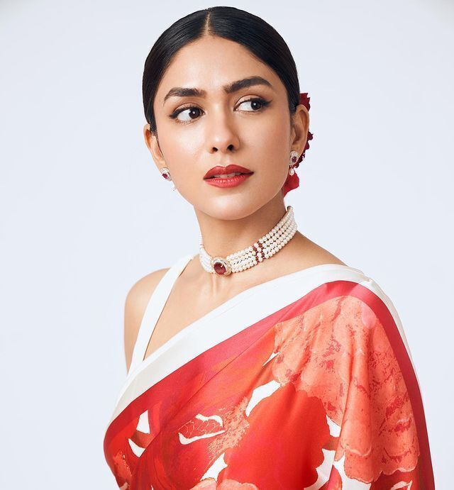 ಹಳದಿ ಲೆಹಂಗಾದಲ್ಲಿ ಮೃಣಾಲ್ ಠಾಕೂರ್ ಚಿತ್ರಗಳು 