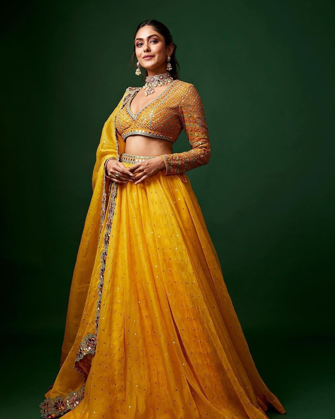 ಹಳದಿ ಲೆಹಂಗಾದಲ್ಲಿ ಮೃಣಾಲ್ ಠಾಕೂರ್ ಚಿತ್ರಗಳು 