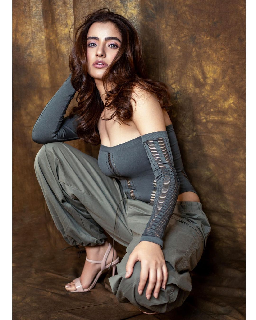 Rukshar Dhillon: జారుతున్న డ్రెస్సులో రుక్సార్ అందాలు.. విశ్వక్ సేన్ బ్యూటీ పిక్స్ వైరల్