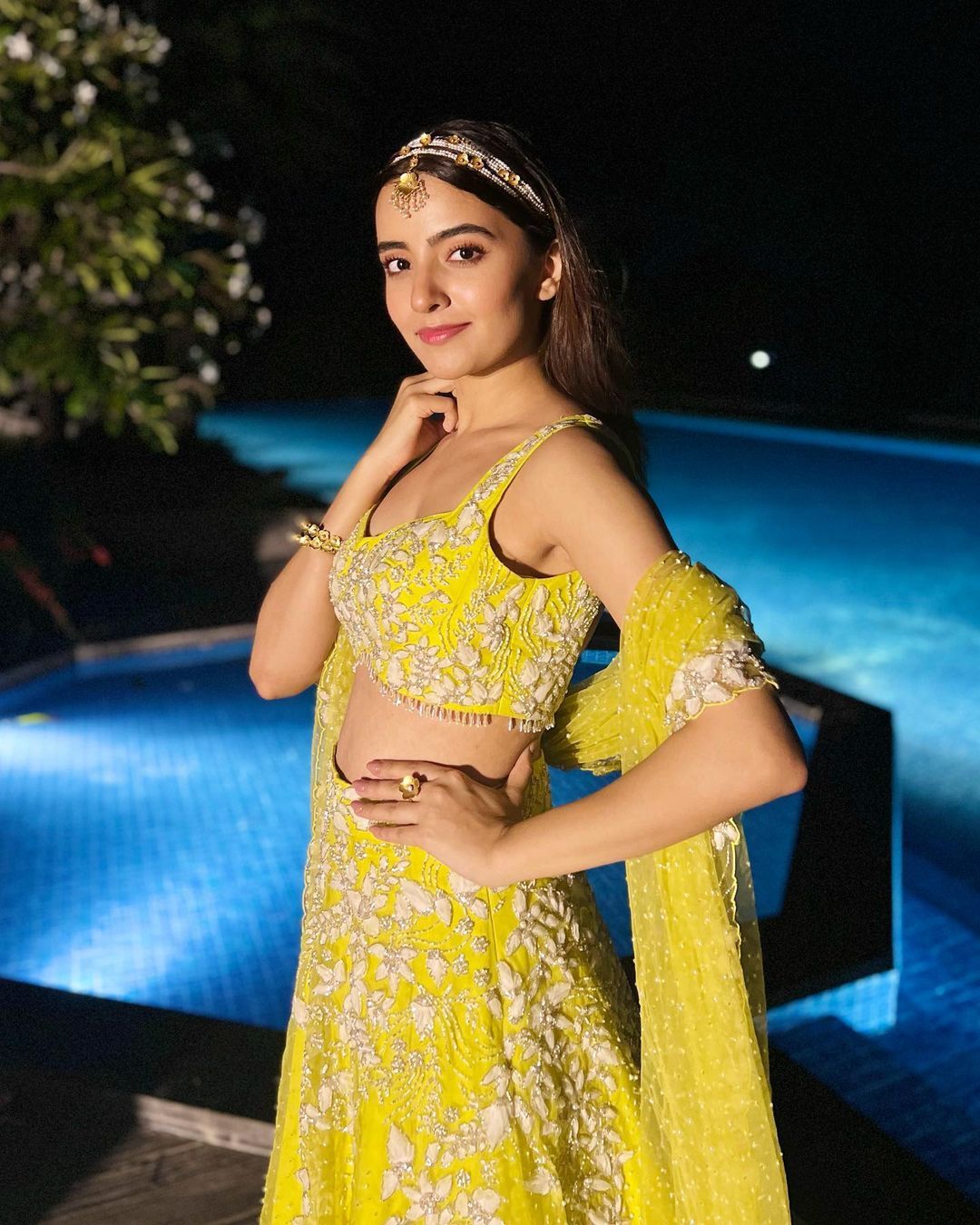 Rukshar Dhillon: జారుతున్న డ్రెస్సులో రుక్సార్ అందాలు.. విశ్వక్ సేన్ బ్యూటీ పిక్స్ వైరల్