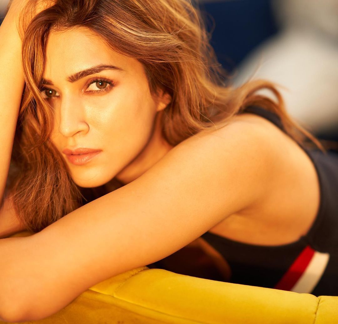 Kriti Sanon: హాట్ షోతో హీట్ పుట్టిస్తున్న కృతి సనన్.. చిరిగిన డ్రెస్సులో అవే చూపిస్తూ!
