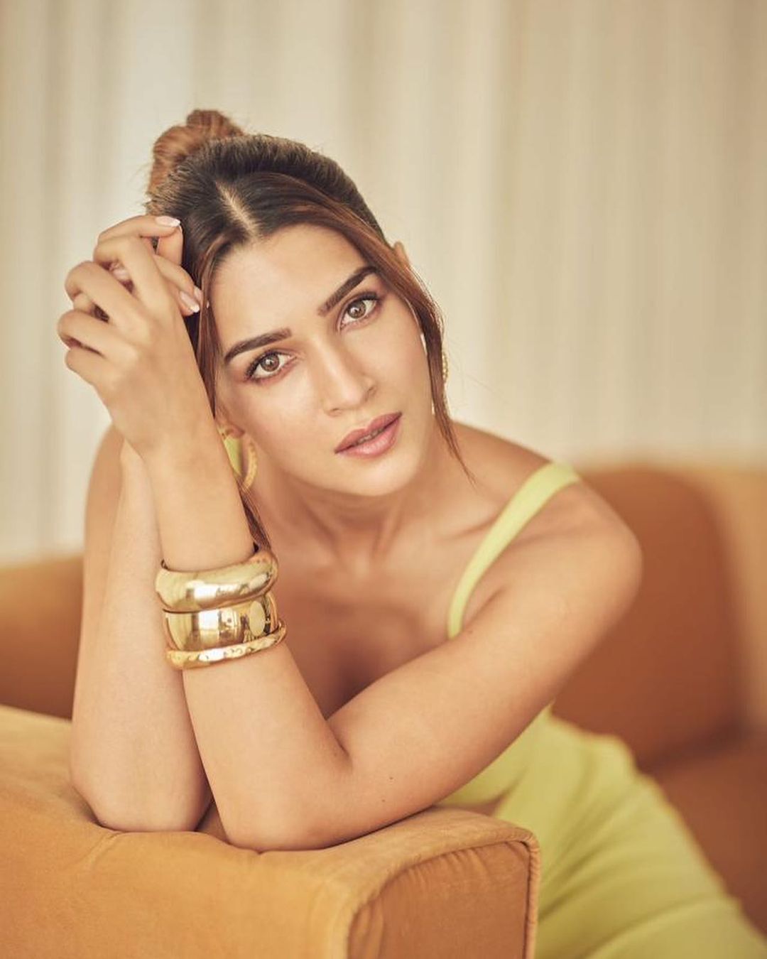 Kriti Sanon: హాట్ షోతో హీట్ పుట్టిస్తున్న కృతి సనన్.. చిరిగిన డ్రెస్సులో అవే చూపిస్తూ!