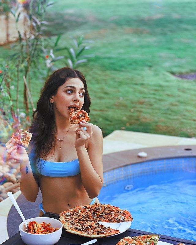 Alaya Furniturewala Pizza Party In Bikini Goes Viral; See Pics