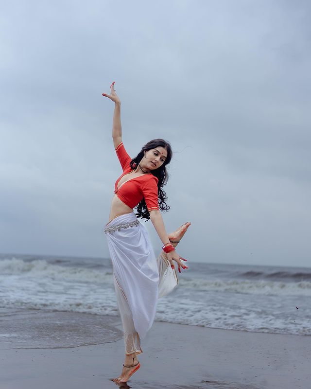 Anaswara Rajan Beach Side Saree Photoshoot Goes Viral; See Pics