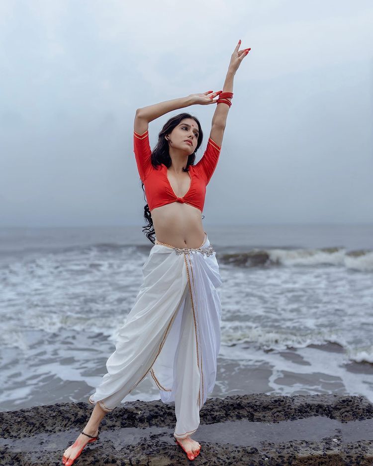 Anaswara Rajan Beach Side Saree Photoshoot Goes Viral; See Pics