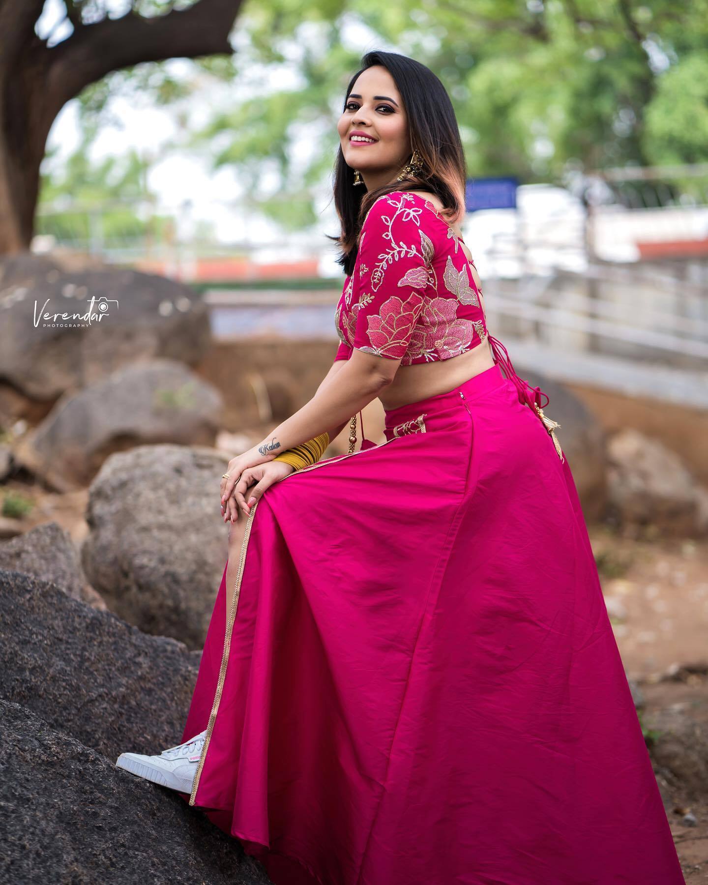 ಕೆಂಪು ಸೀರೆಯಲ್ಲಿ ರಂಗಾದ ಅನಸೂಯ ಚಿತ್ರಗಳು