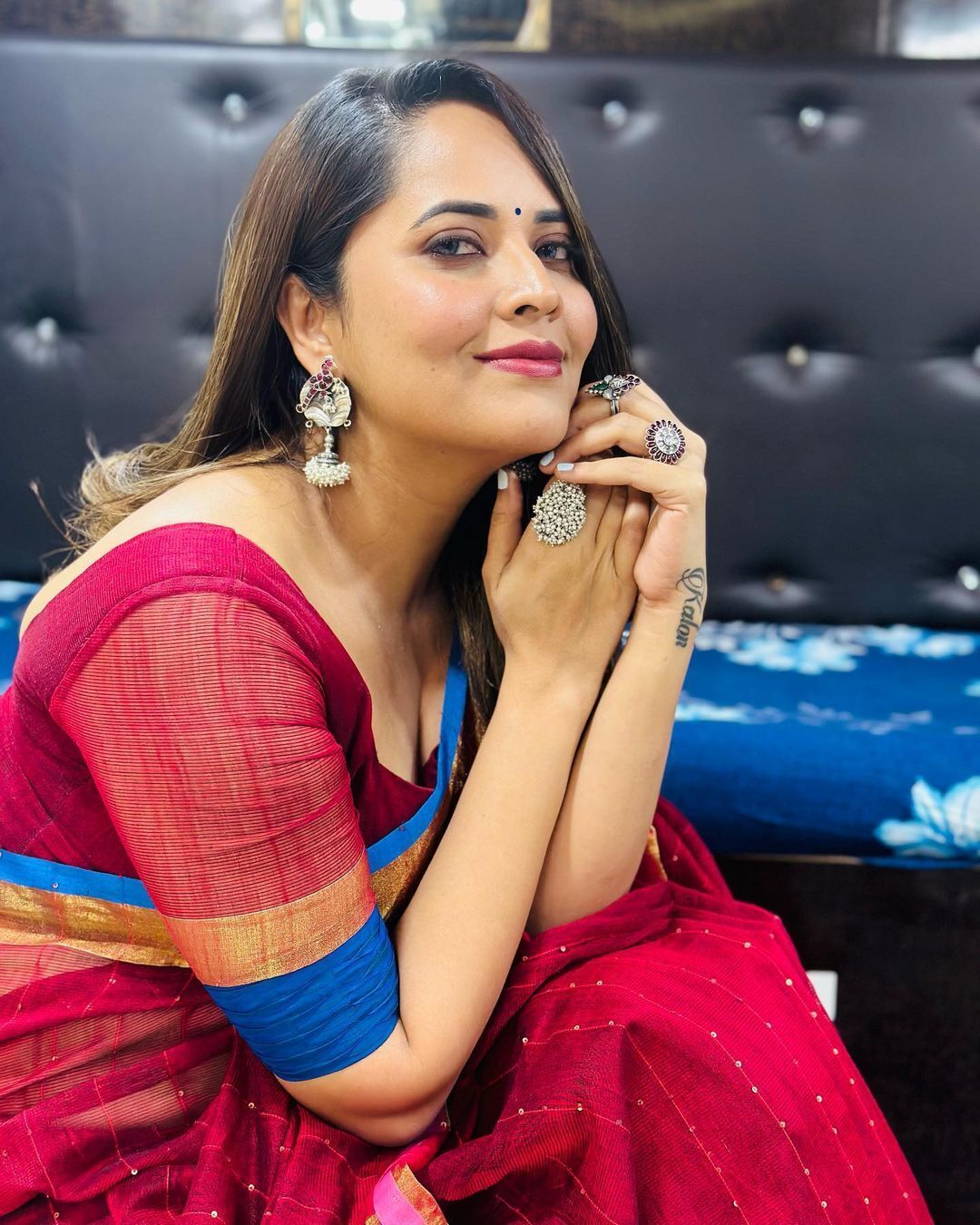 ಕೆಂಪು ಸೀರೆಯಲ್ಲಿ ರಂಗಾದ ಅನಸೂಯ ಚಿತ್ರಗಳು