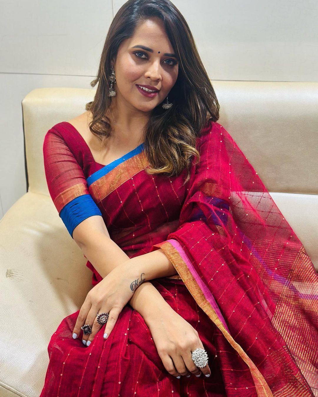 ಕೆಂಪು ಸೀರೆಯಲ್ಲಿ ರಂಗಾದ ಅನಸೂಯ ಚಿತ್ರಗಳು