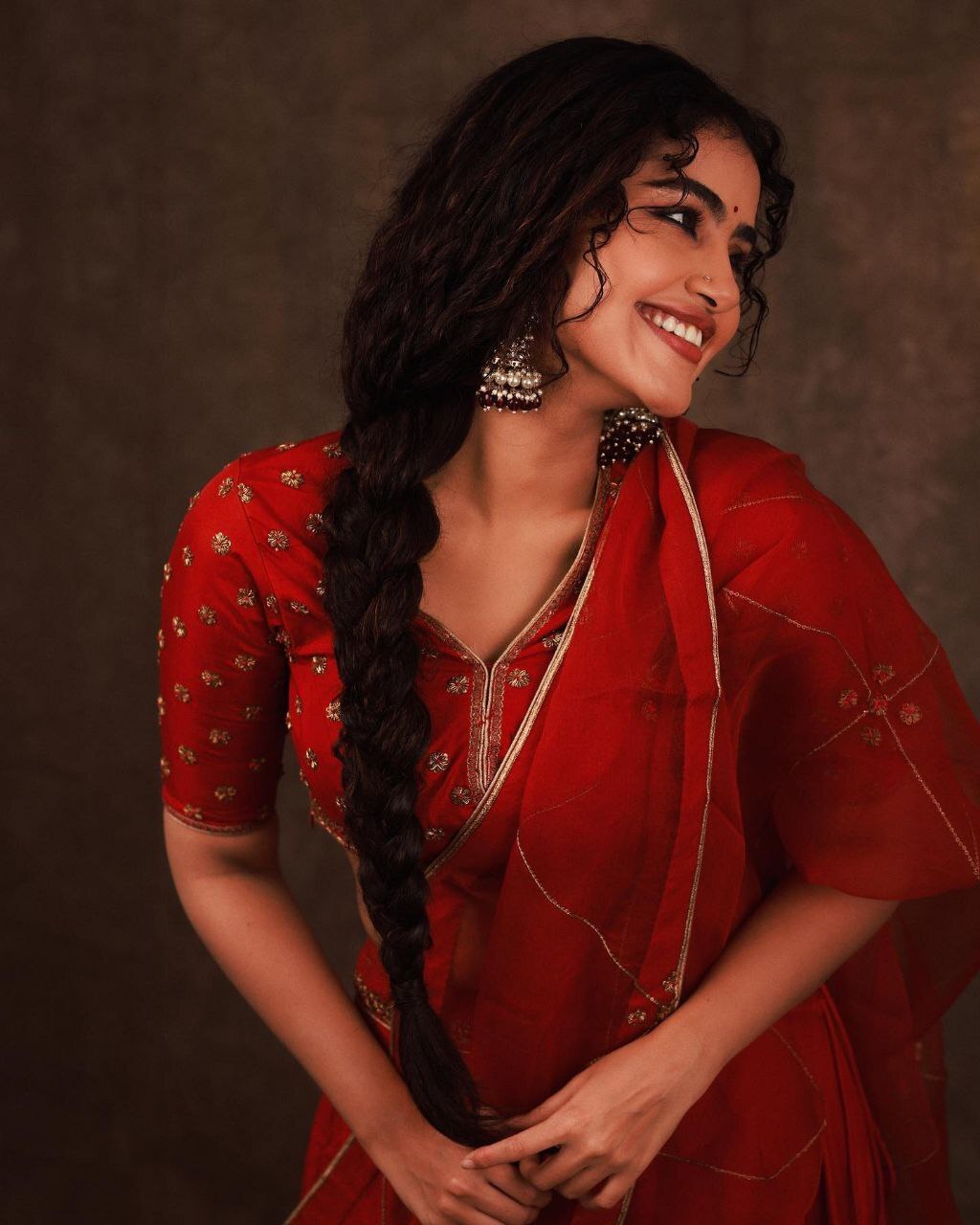 ಕೆಂಪು ಸೀರೆಯುಟ್ಟು ಸಂಕ್ರಾಂತಿ ರಂಗೇರಿಸಿದ ನಟಿ ಅನುಪಮಾ ಪರಮೇಶ್ವರನ್ 