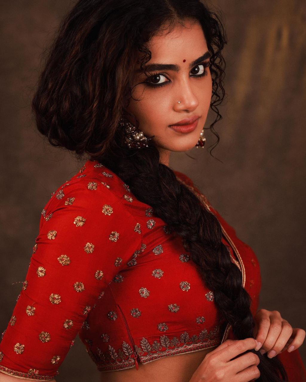 ಕೆಂಪು ಸೀರೆಯುಟ್ಟು ಸಂಕ್ರಾಂತಿ ರಂಗೇರಿಸಿದ ನಟಿ ಅನುಪಮಾ ಪರಮೇಶ್ವರನ್ 