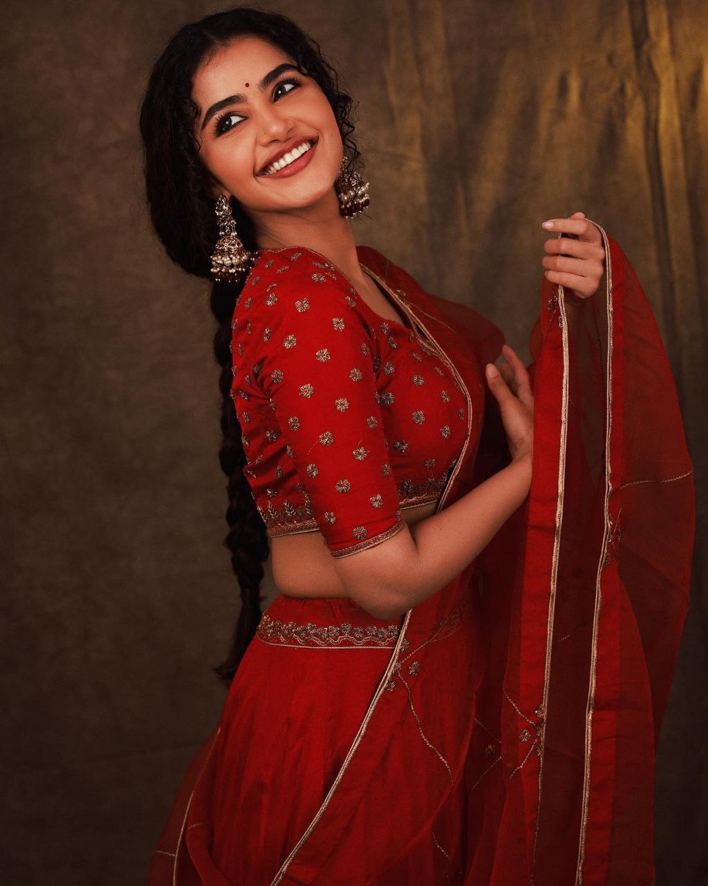 ಕೆಂಪು ಸೀರೆಯುಟ್ಟು ಸಂಕ್ರಾಂತಿ ರಂಗೇರಿಸಿದ ನಟಿ ಅನುಪಮಾ ಪರಮೇಶ್ವರನ್ 