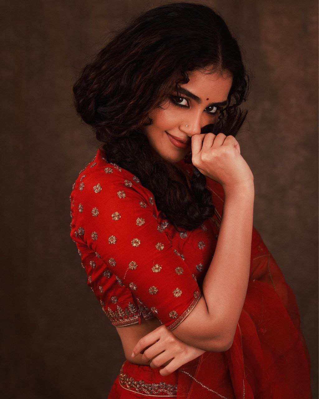ಕೆಂಪು ಸೀರೆಯುಟ್ಟು ಸಂಕ್ರಾಂತಿ ರಂಗೇರಿಸಿದ ನಟಿ ಅನುಪಮಾ ಪರಮೇಶ್ವರನ್ 
