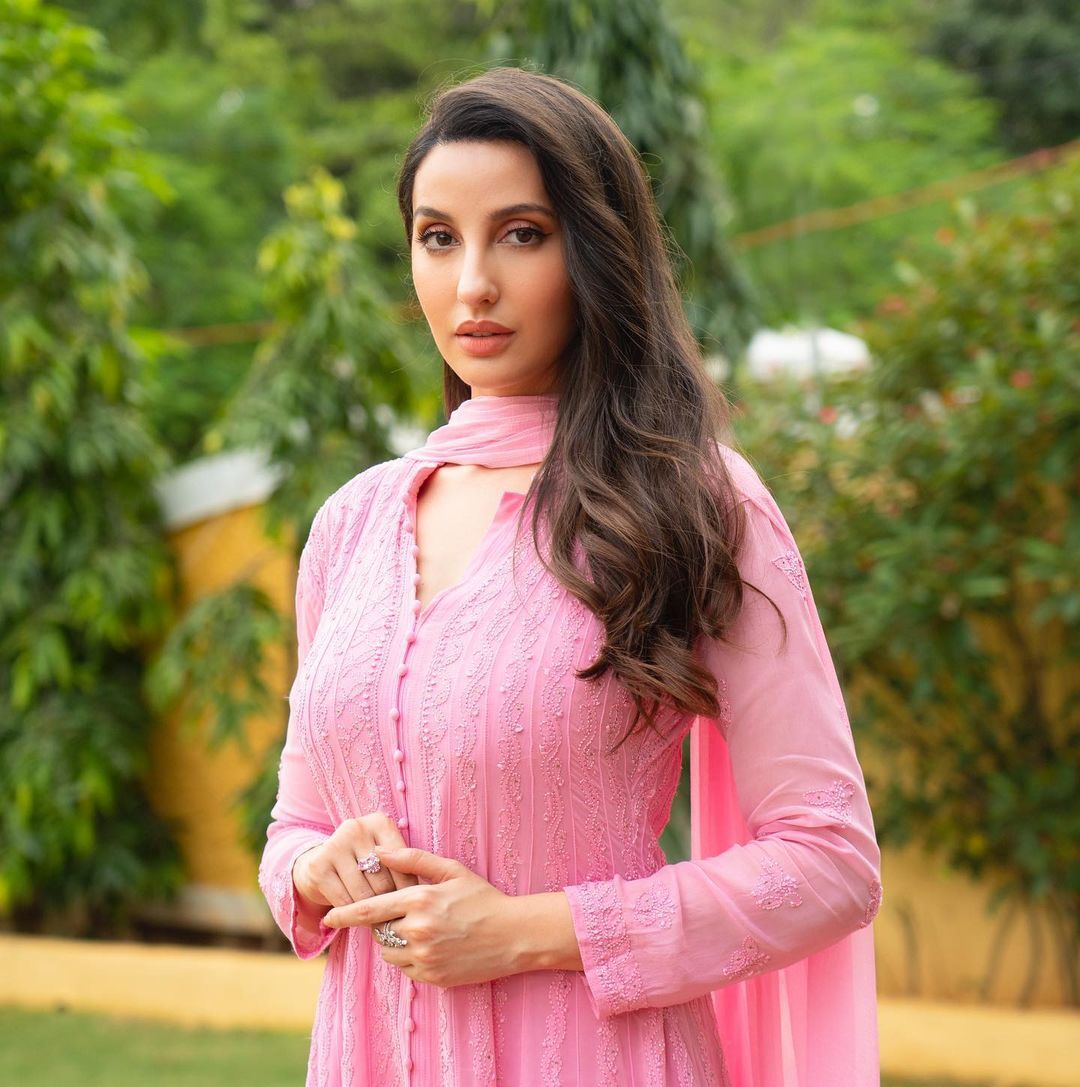 Nora Fatehi: ఓవైపు పద్ధతిగా అందంగా.. మరోవైపు ఉప్పొంగుతున్న అందాలతో హాట్ గా నోరా ఫతేహి!