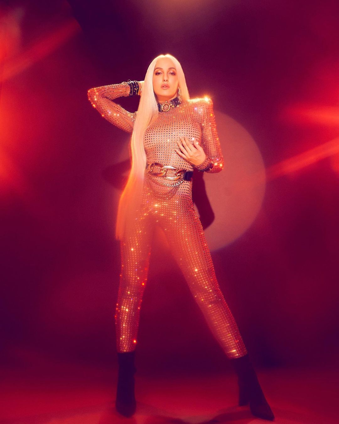 Nora Fatehi: ఓవైపు పద్ధతిగా అందంగా.. మరోవైపు ఉప్పొంగుతున్న అందాలతో హాట్ గా నోరా ఫతేహి!