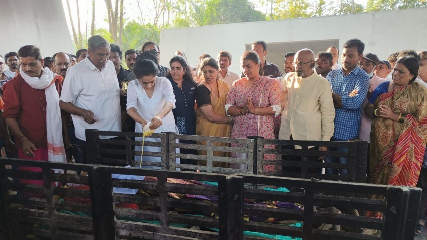 Celebs Pay Final Respect to Senior Actress Jamuna