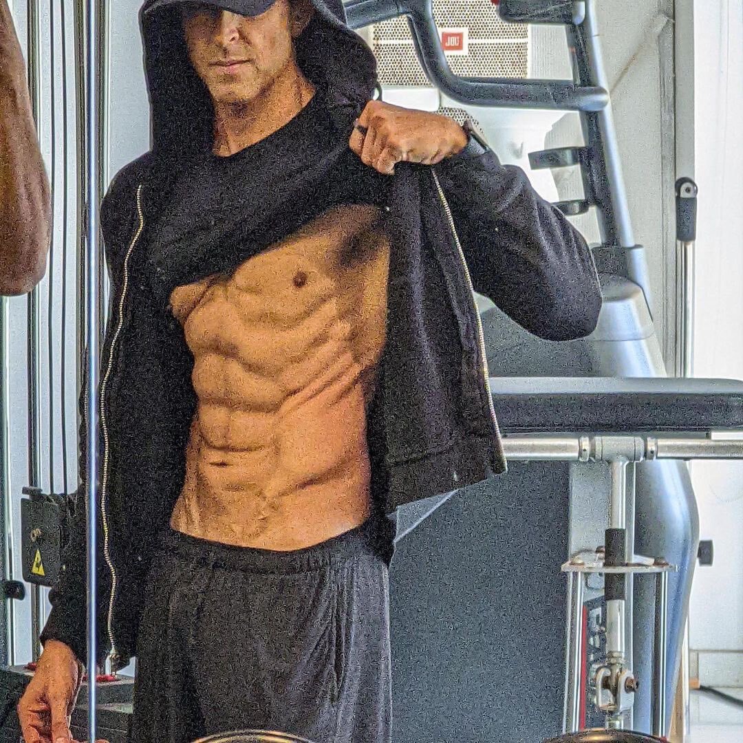 Hrithik Roshan Flaunts His Eight-Pack Abs At The Age of 48; Pics Goes Viral