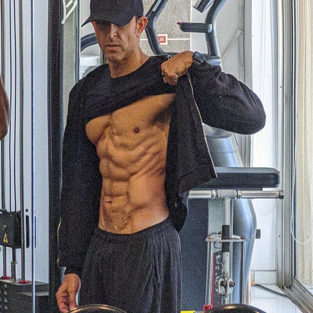 Hrithik Roshan Flaunts His Eight-Pack Abs At The Age of 48; Pics Goes Viral