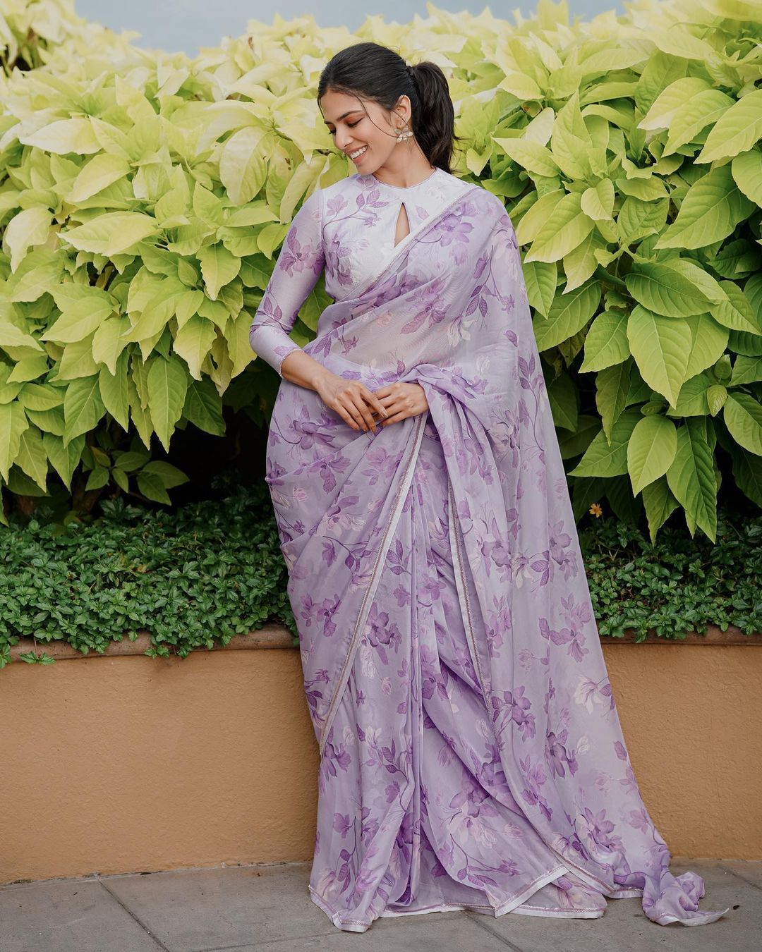 Malavika Mohanan: చీరలోనూ మాళవిక మోహనన్ అందాల ఆరబోత.. హాట్ లుక్స్ తో బ్యూటీ! 