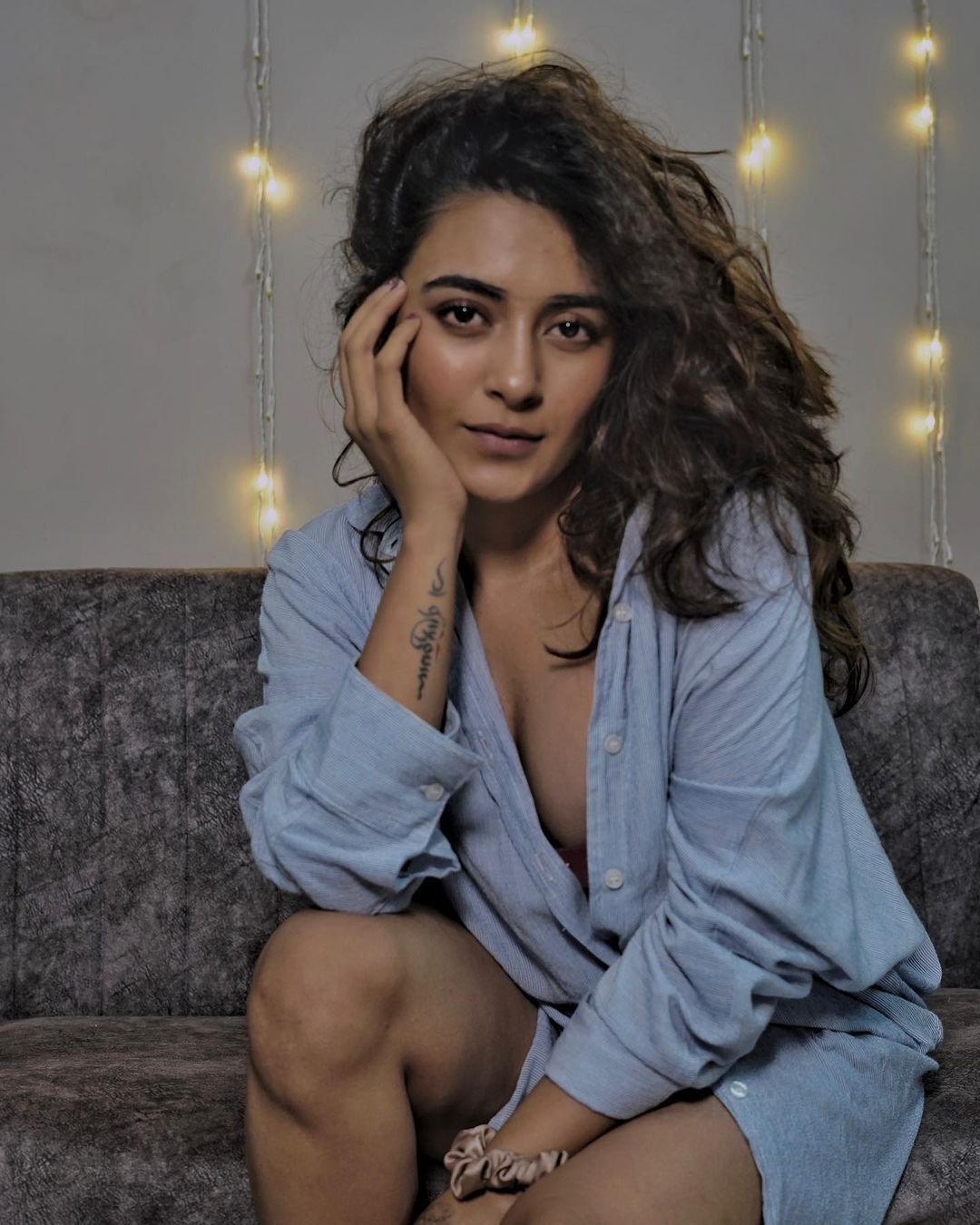 ಶರ್ಟ್ ಬಟನ್ ಬಿಚ್ಚಿದ ಜಿನಲ್ ಜೋಶಿ ಚಿತ್ರಗಳು