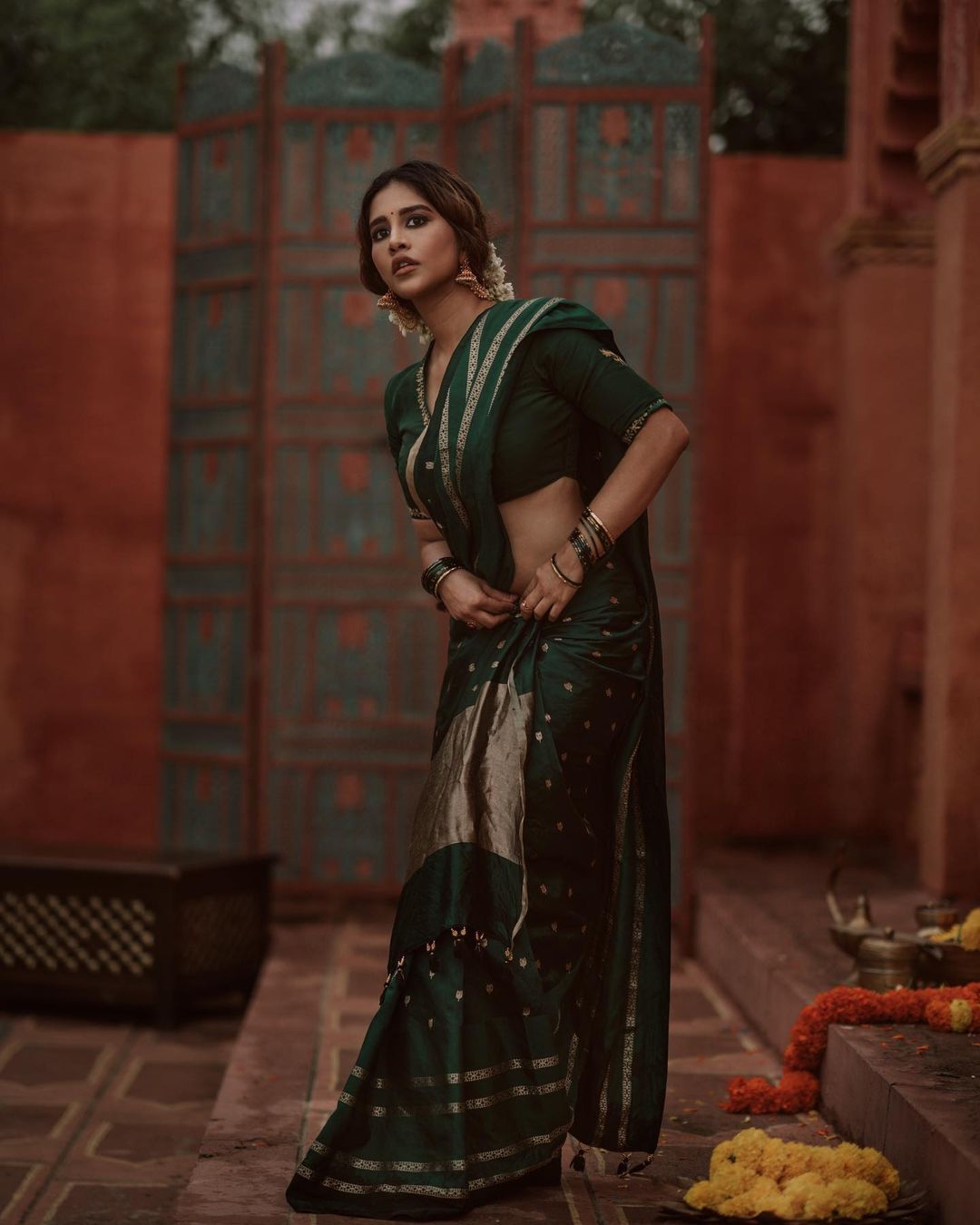 PHOTOS: மல்லி பூ வச்சு வச்சு வாடுதே... மச்சான்ஸ்களுக்கு ரொமான்ஸ் லுக் விடும் நாபா நடேஷ்