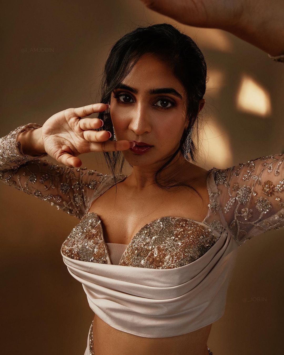 PHOTOS: கோல்ட் நாயகியின் கிறங்க வைக்கும் மஜாவான கிளிக்ஸ்... உருகிய ரசிகர்கள்...