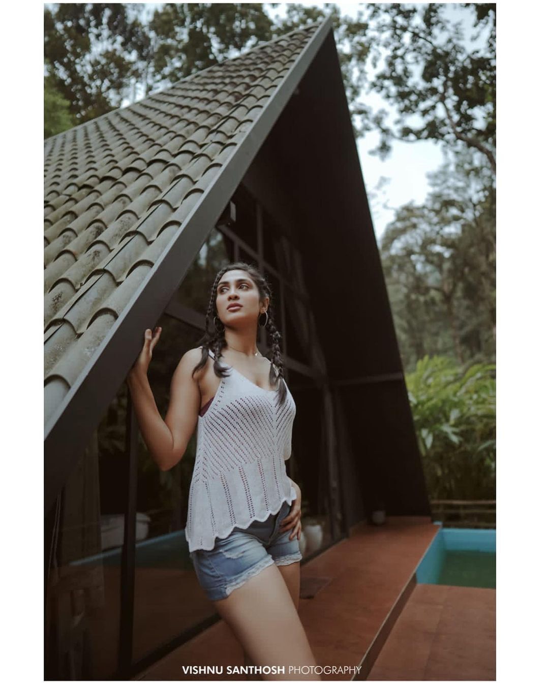 PHOTOS: கோல்ட் நாயகியின் கிறங்க வைக்கும் மஜாவான கிளிக்ஸ்... உருகிய ரசிகர்கள்...