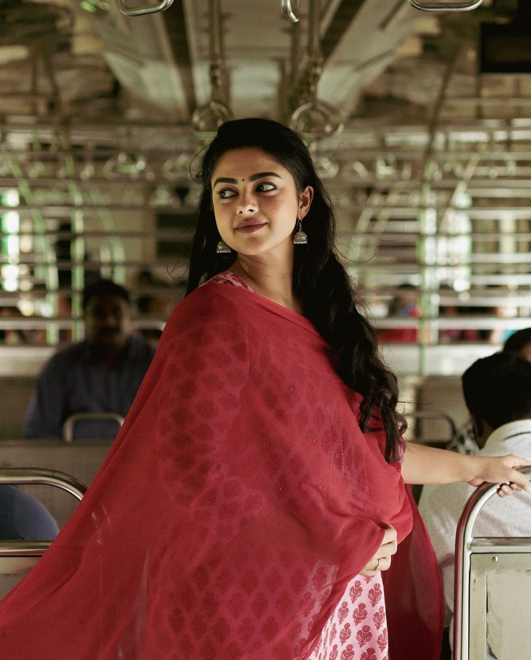 PHOTOS: கிழக்கே போகும் ரயிலில் சித்தி இத்னானியின் க்யூட் கிளிக்ஸ் உச்சுக் கொட்டி நின்ற ரசிகர்கள்