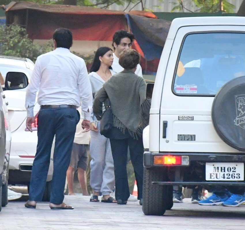 Shahrukh Khan, Suhana Khan and  Aryan Khan snapped at private screening of Pathaan