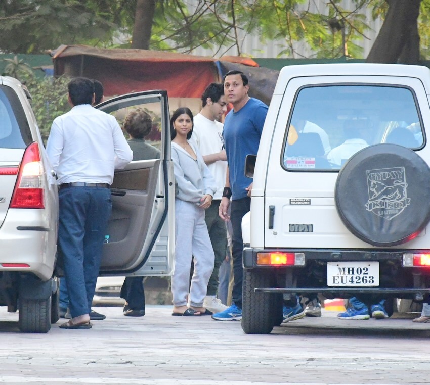 Shahrukh Khan, Suhana Khan and  Aryan Khan snapped at private screening of Pathaan