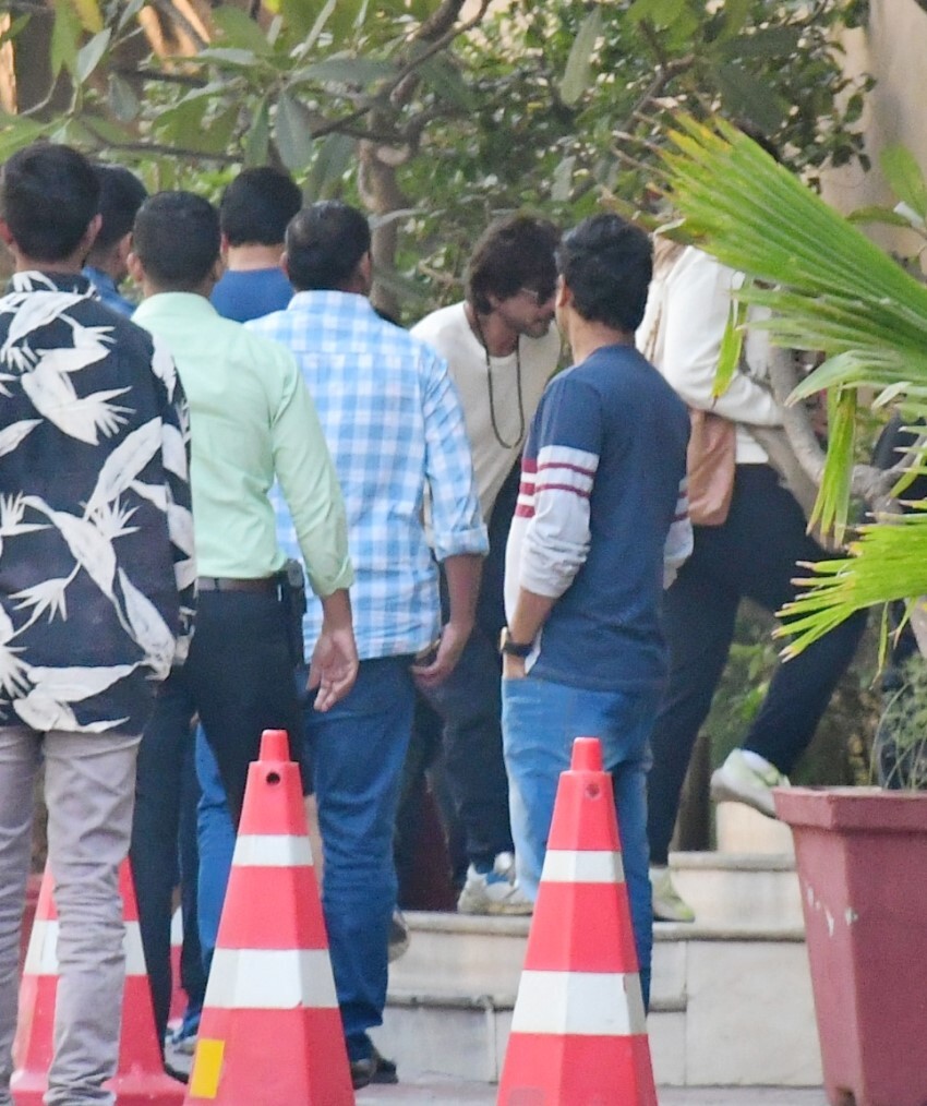 Shahrukh Khan, Suhana Khan and  Aryan Khan snapped at private screening of Pathaan