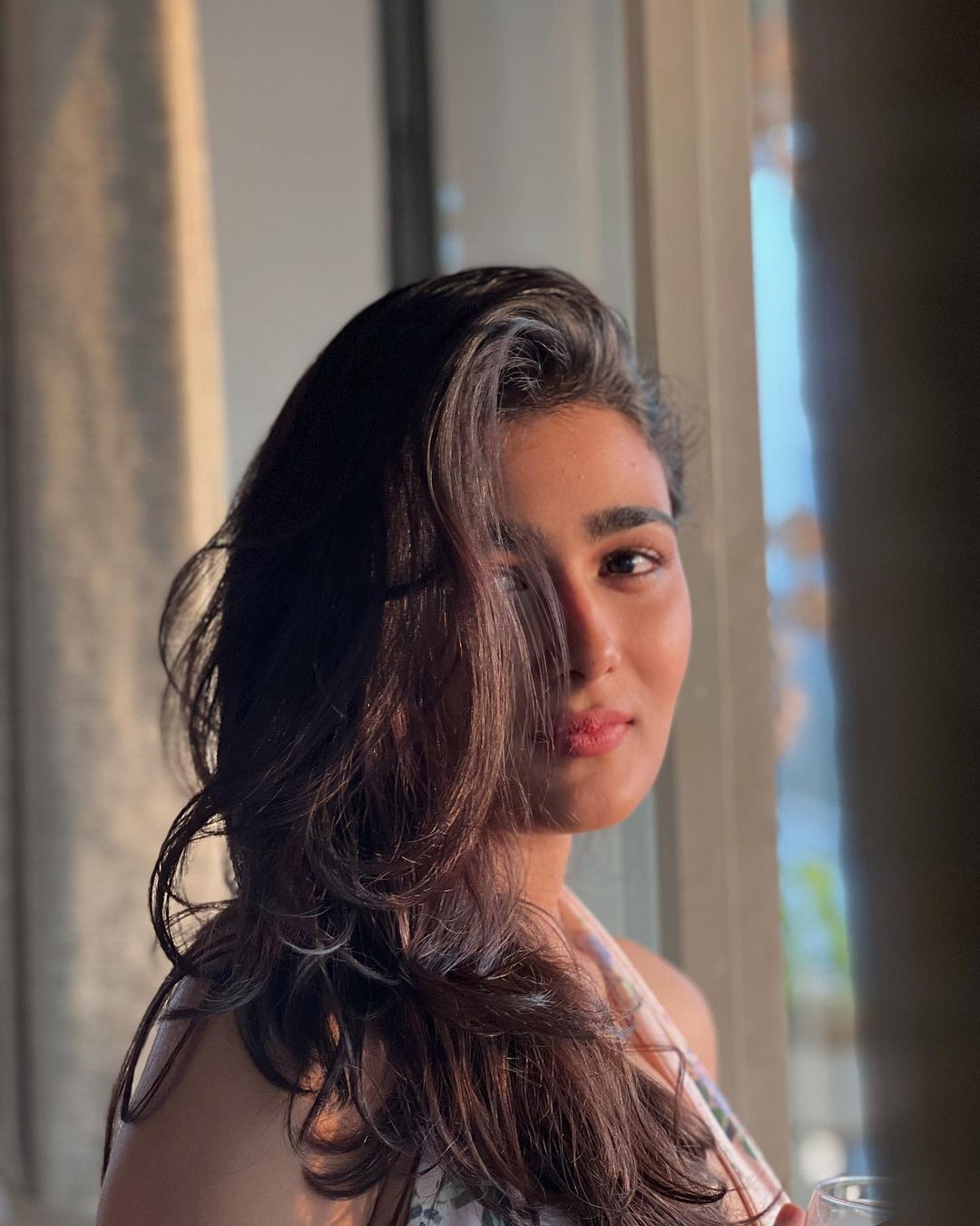 Shalini Pandey: షాలినీ పాండే అందాల జాతర.. అబ్బో ఆ డ్రెస్‌లో మాత్రం యమా బోల్డుగా!
