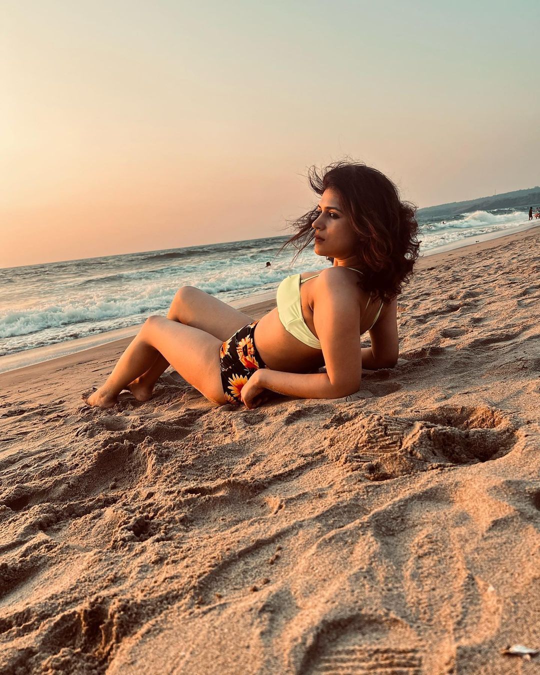 Shraddha Das: మతిపోగెట్టేలా శ్రద్ధా దాస్ బికినీ ఫొటోలు.. ఎద అందాలతో ఓవర్ డోస్ హాట్ షో