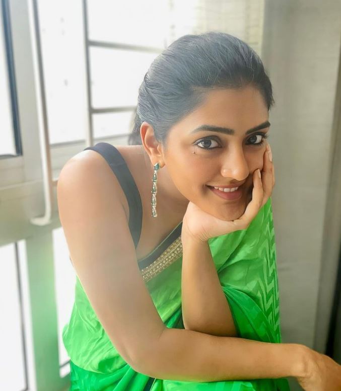 Eesha Rebba: మడతలు చూపిస్తూ హీరోయిన్ హాట్ షో.. స్పోర్ట్స్ బ్రాలో టెంప్ట్ చేస్తూ రచ్చ