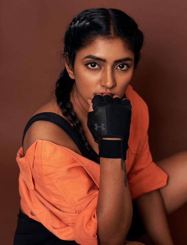 Eesha Rebba: మడతలు చూపిస్తూ హీరోయిన్ హాట్ షో.. స్పోర్ట్స్ బ్రాలో టెంప్ట్ చేస్తూ రచ్చ