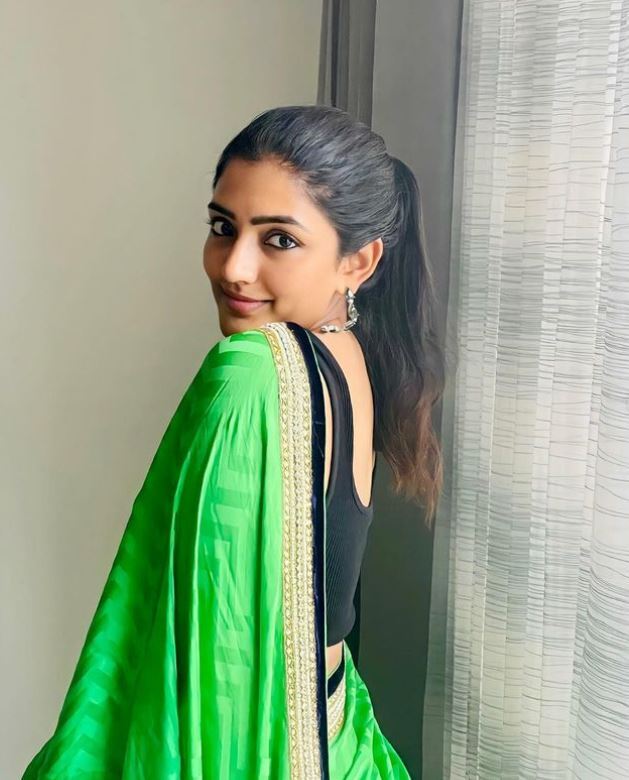 Eesha Rebba: మడతలు చూపిస్తూ హీరోయిన్ హాట్ షో.. స్పోర్ట్స్ బ్రాలో టెంప్ట్ చేస్తూ రచ్చ