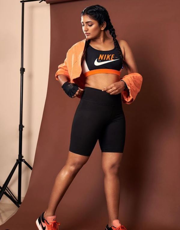 Eesha Rebba: మడతలు చూపిస్తూ హీరోయిన్ హాట్ షో.. స్పోర్ట్స్ బ్రాలో టెంప్ట్ చేస్తూ రచ్చ