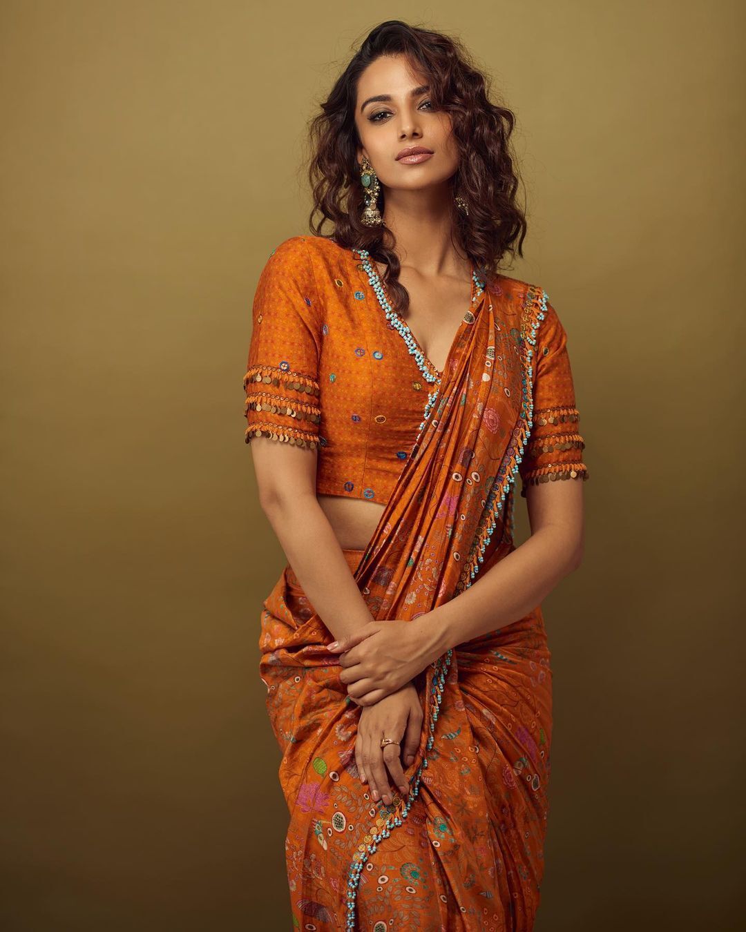 Meenakshi Chaudhary: లేలేత అందాలతో కవ్విస్తోన్న ఖిలాడి.. వామ్మో ఆ ఫోజులేంటి బాసూ!