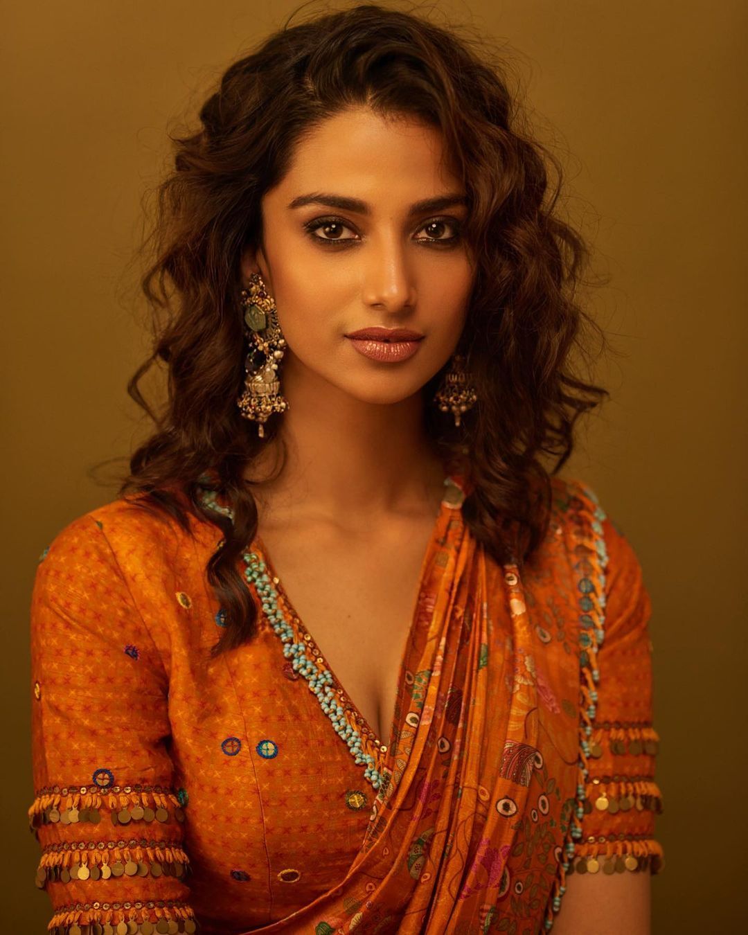 Meenakshi Chaudhary: లేలేత అందాలతో కవ్విస్తోన్న ఖిలాడి.. వామ్మో ఆ ఫోజులేంటి బాసూ!