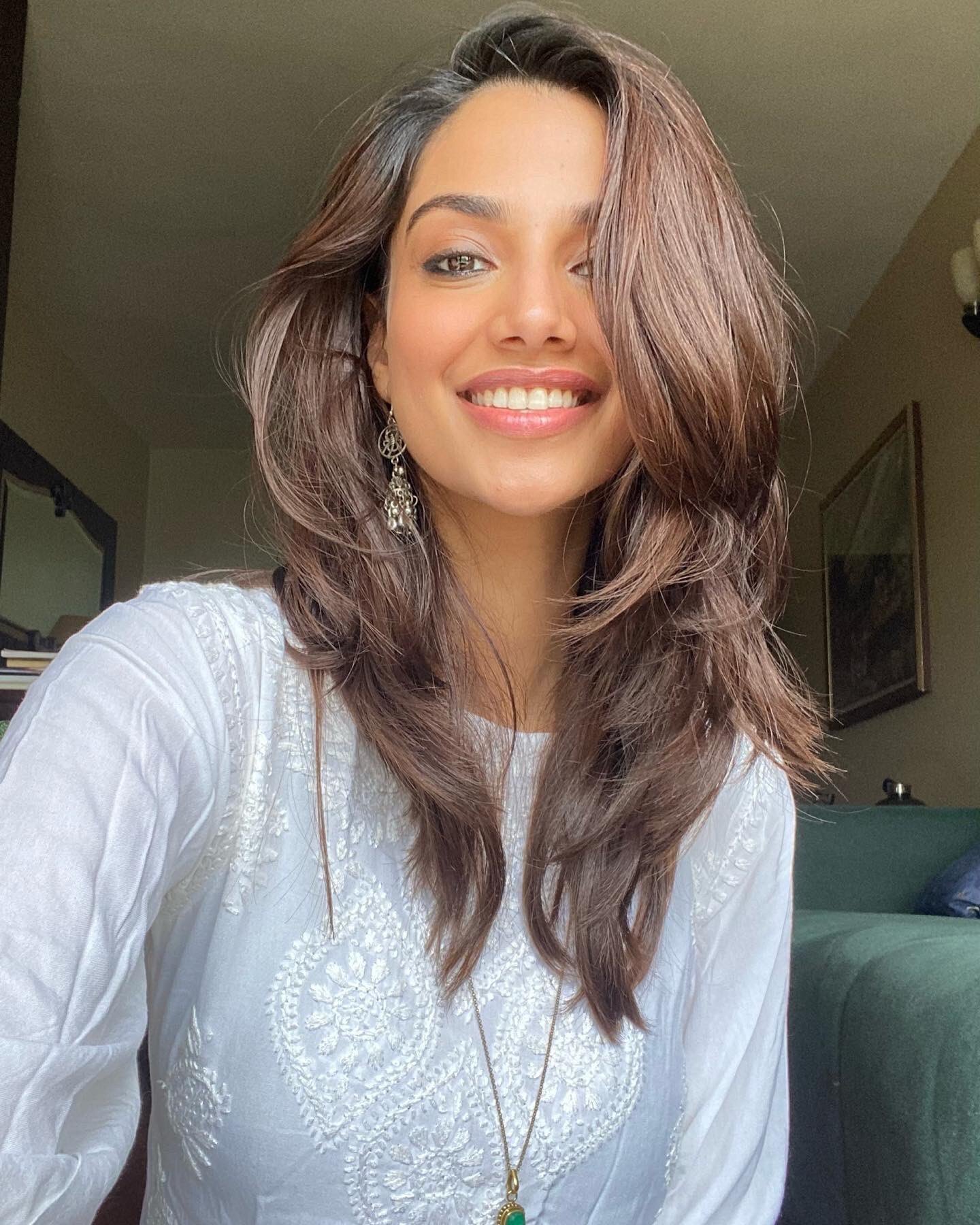 Meenakshi Chaudhary: లేలేత అందాలతో కవ్విస్తోన్న ఖిలాడి.. వామ్మో ఆ ఫోజులేంటి బాసూ!
