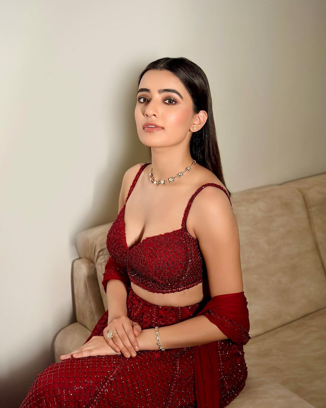 Rukshar Dhillon: షర్ట్ విప్పేసి మరి రుక్సార్ అందాల ప్రదర్శన.. ఎద, నాభి చూపిస్తూ ఘాటు పోజులు 
