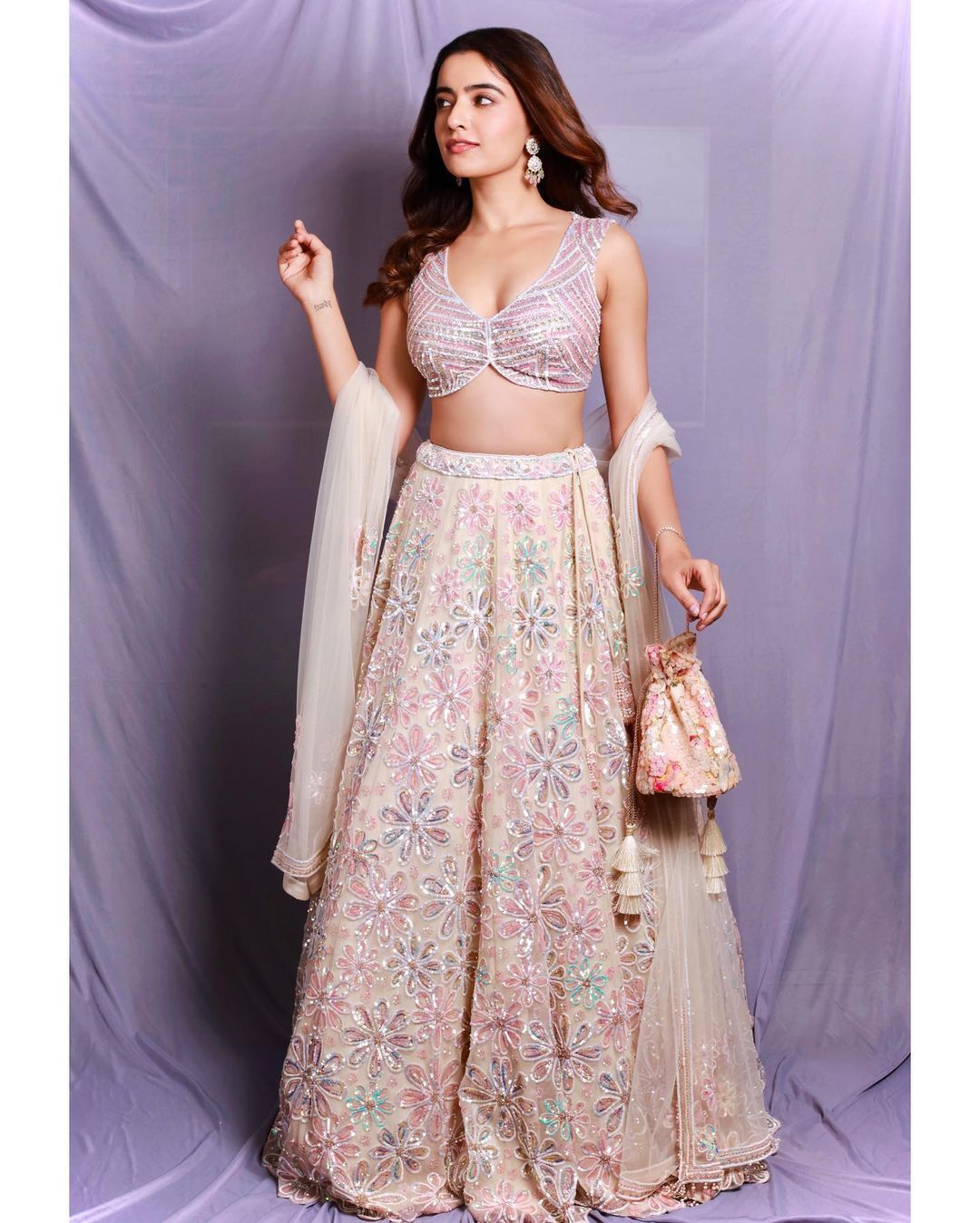 Rukshar Dhillon: షర్ట్ విప్పేసి మరి రుక్సార్ అందాల ప్రదర్శన.. ఎద, నాభి చూపిస్తూ ఘాటు పోజులు 