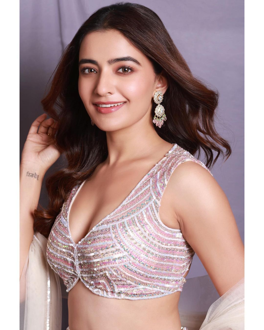 Rukshar Dhillon: షర్ట్ విప్పేసి మరి రుక్సార్ అందాల ప్రదర్శన.. ఎద, నాభి చూపిస్తూ ఘాటు పోజులు 