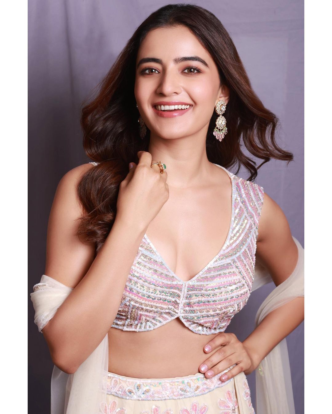 Rukshar Dhillon: షర్ట్ విప్పేసి మరి రుక్సార్ అందాల ప్రదర్శన.. ఎద, నాభి చూపిస్తూ ఘాటు పోజులు 