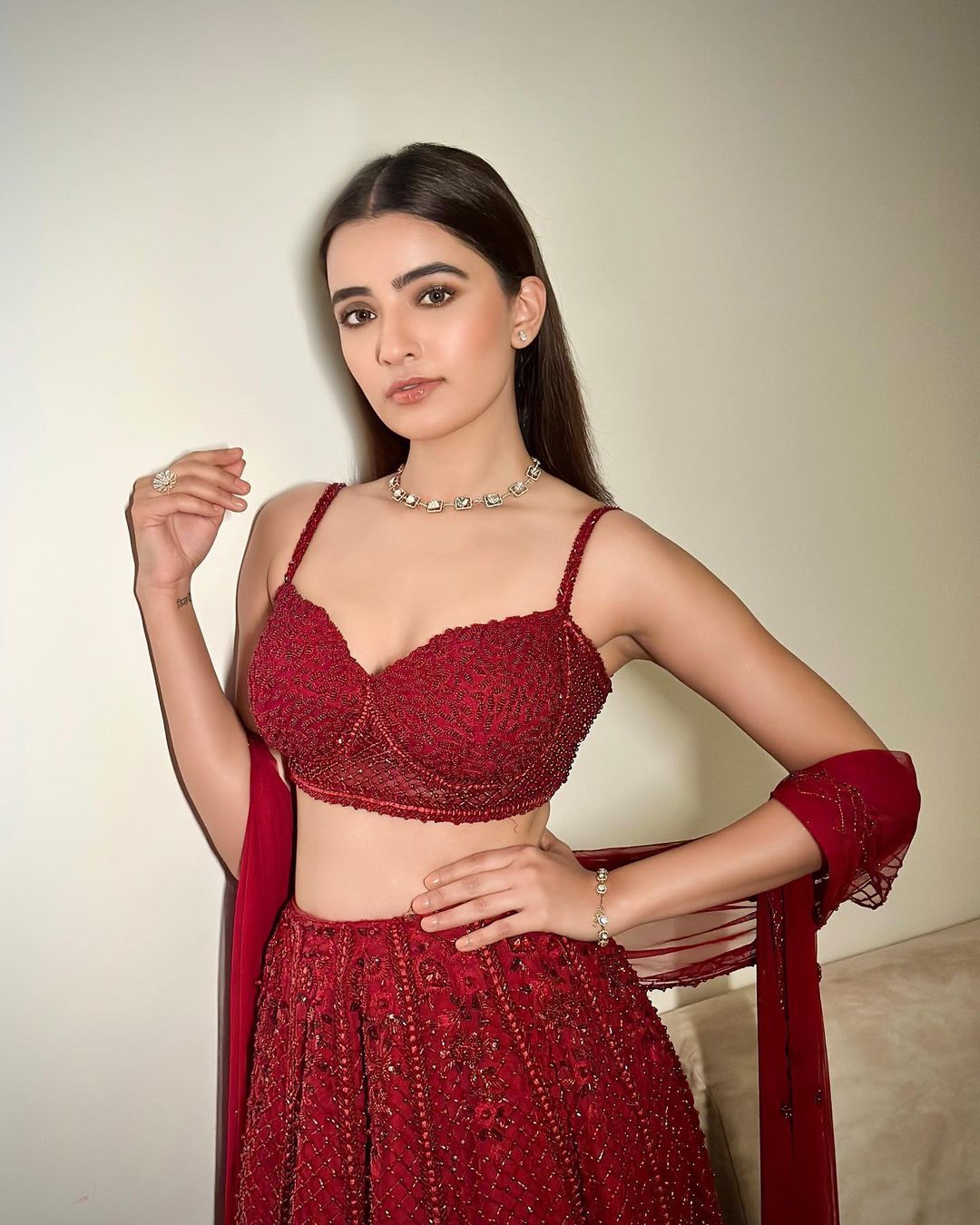 Rukshar Dhillon: షర్ట్ విప్పేసి మరి రుక్సార్ అందాల ప్రదర్శన.. ఎద, నాభి చూపిస్తూ ఘాటు పోజులు 