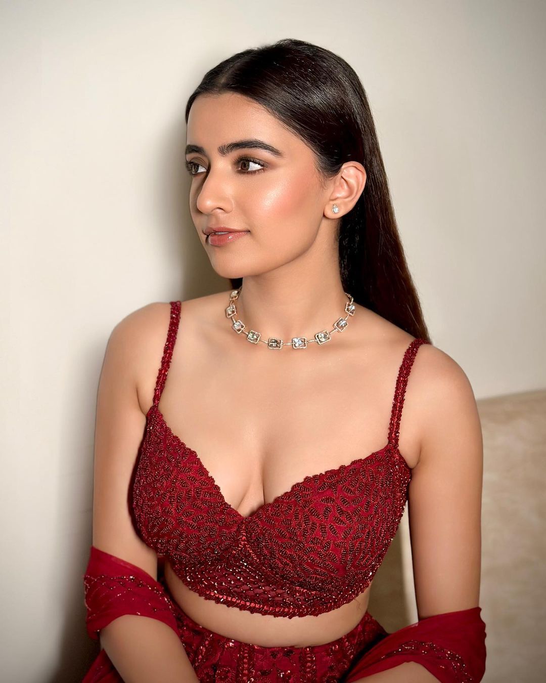 Rukshar Dhillon: షర్ట్ విప్పేసి మరి రుక్సార్ అందాల ప్రదర్శన.. ఎద, నాభి చూపిస్తూ ఘాటు పోజులు 