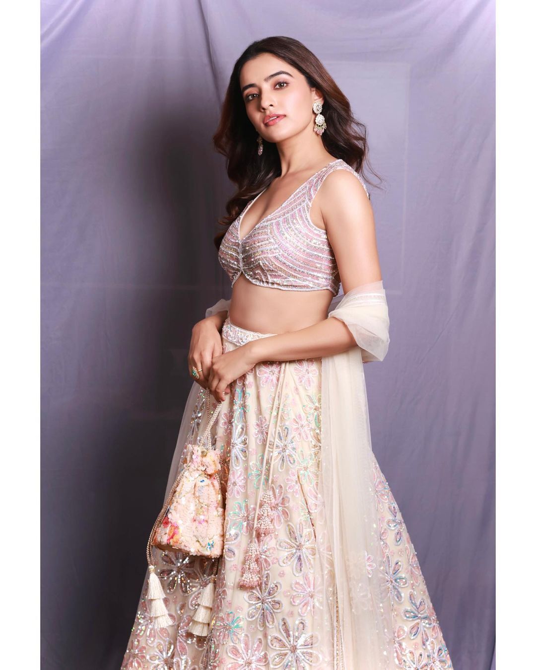 Rukshar Dhillon: షర్ట్ విప్పేసి మరి రుక్సార్ అందాల ప్రదర్శన.. ఎద, నాభి చూపిస్తూ ఘాటు పోజులు 