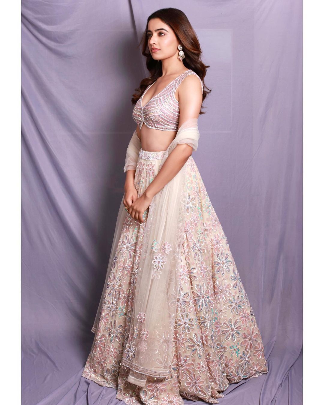 Rukshar Dhillon: షర్ట్ విప్పేసి మరి రుక్సార్ అందాల ప్రదర్శన.. ఎద, నాభి చూపిస్తూ ఘాటు పోజులు 
