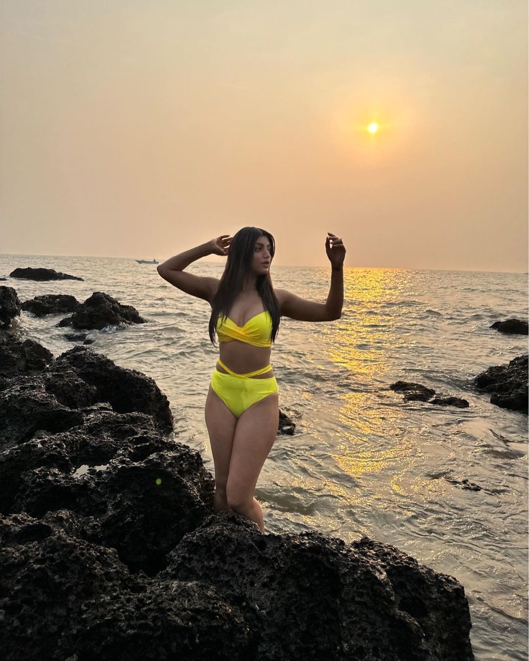 PHOTOS: மஞ்சள் வெயில் மாலை இதே.. மஞ்சள் பிகினியில் மாஸ் காட்டும் விஷால் பட ஹீரோயின்!