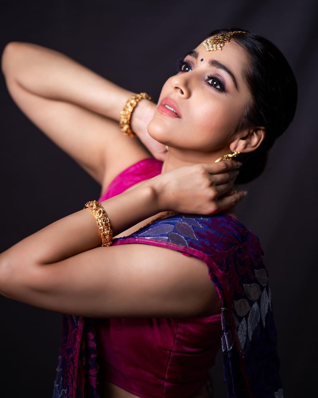 Anchor Rashmi: చుట్టు కొలతలు చూపిస్తోన్న రష్మీ.. చీరలోనూ హాట్ ఫోజులతో అరాచకం