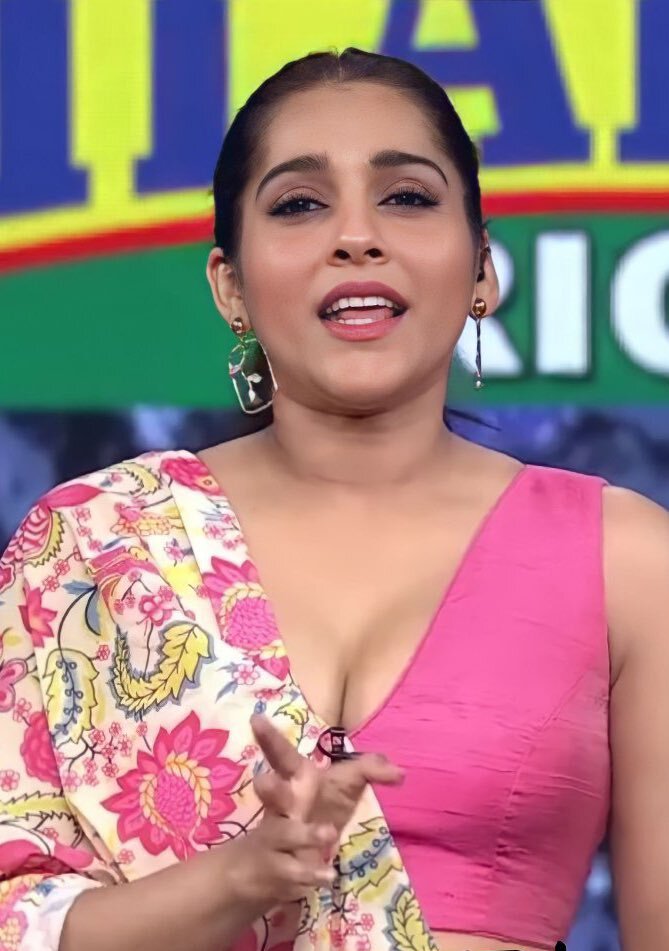 Anchor Rashmi: చుట్టు కొలతలు చూపిస్తోన్న రష్మీ.. చీరలోనూ హాట్ ఫోజులతో అరాచకం